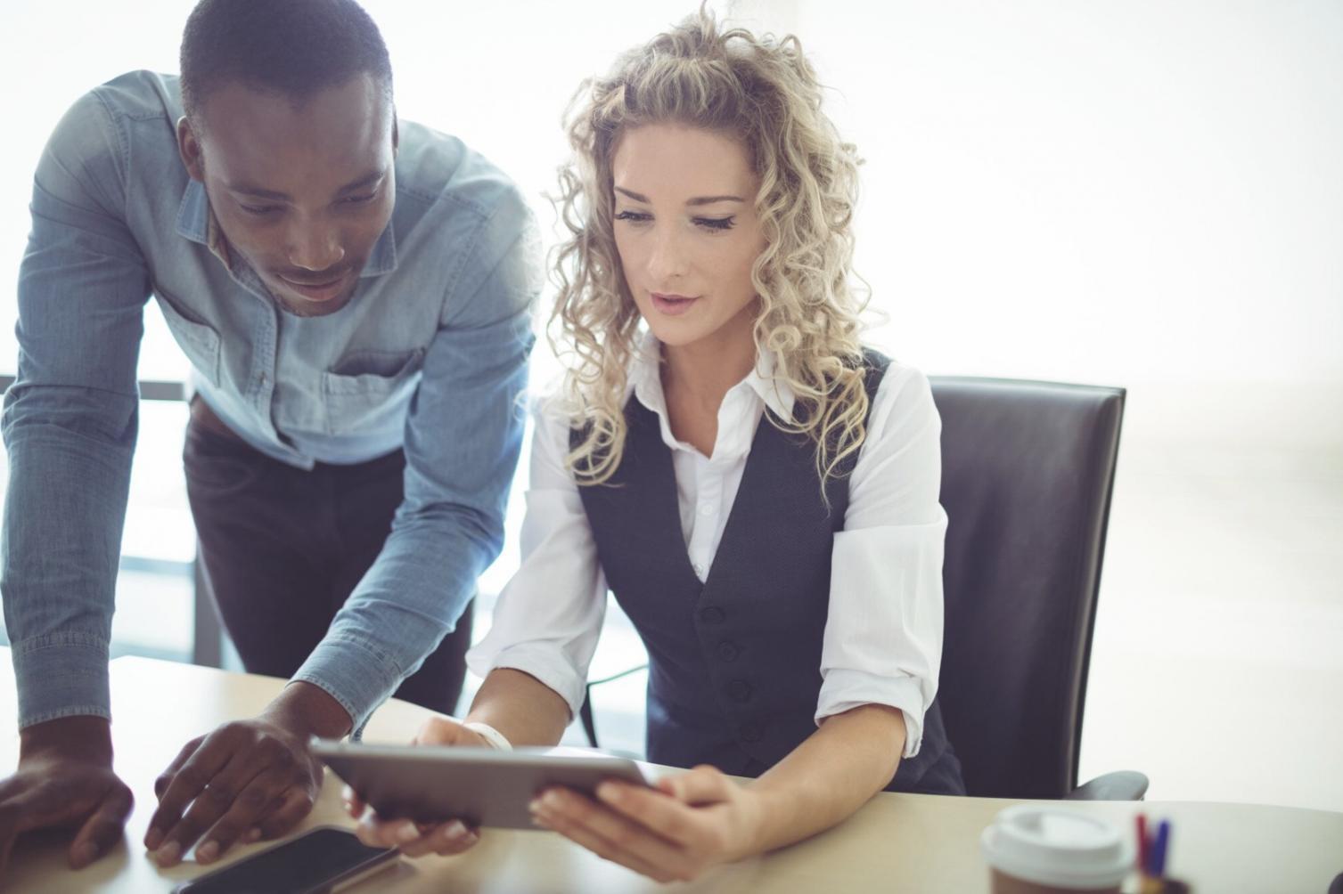 Espacio de trabajo con materiales de planificación financiera