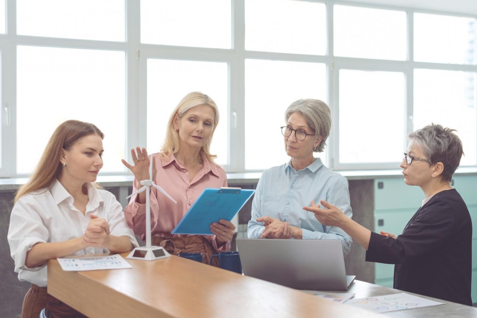 Espacio de trabajo minimalista con herramientas financieras
